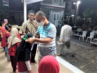 Romo memasang masker--_2